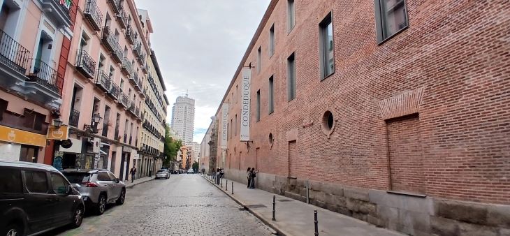 Fachada del Centro Cultural Conde Duque en el barrio de Malasaña.