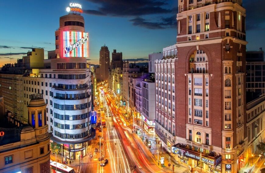 Vista panorámica de la Gran Vía de Madrid iluminada al atardecer, cerca de Malasaña y de Look My Locker.