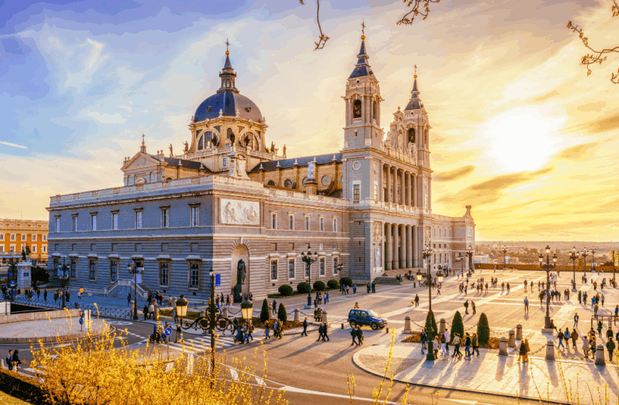 Vista de la Catedral de la Almudena en Madrid al atardecer, símbolo de la historia y la cultura en el corazón de España.