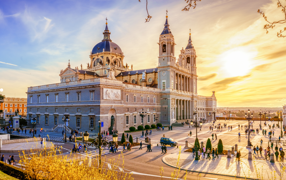 Vista de la Catedral de la Almudena en Madrid al atardecer, símbolo de la historia y la cultura en el corazón de España.