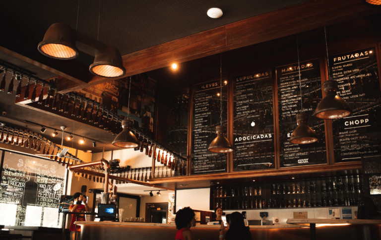 Interior de bar en Madrid con carta en pizarra y ambiente acogedor.