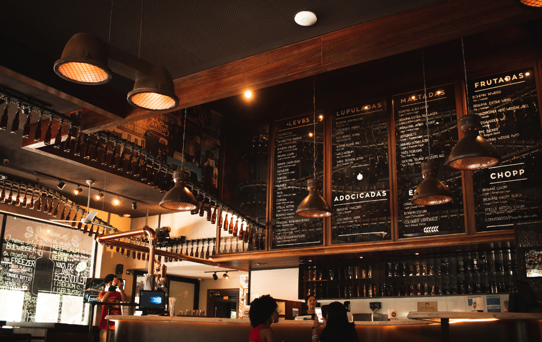 Interior de bar en Madrid con carta en pizarra y ambiente acogedor.
